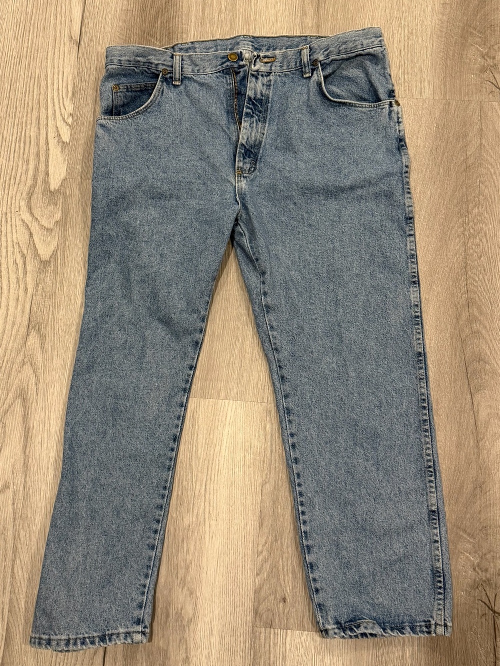 Wrangler Men’s Straight-Leg Jeans – Light Wash Blue